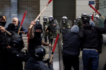 aTenSi-saprotesto-aqciaze-demonstrantebsa-da-policielebs-Soris-Setakeba-moxda