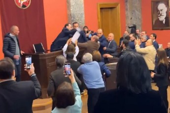 iuridiul-sakiTxTa-komitetis-sxdomaze-sadac-ew-agentebis-Sesaxeb-kanonproeqtis-ganxilva-mimdinareobs-deputatebs-Soris-fizikuri-dapirispireba-moxda