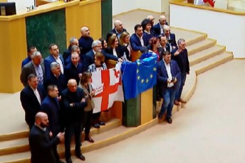 kanonproeqtis-meore-mosmeniT-Cavardnis-Semdeg-opozicionerma-deputatebma-parlamentis-tribuna-daikaves-da-saqarTvelo-evrokavSiris-droSebi-gamofines