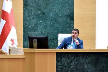 Salva-papuaSvili-lozungebis-moyvarul-deputatebs-romlebic-axla-mogviwodeben-sxvadasxva-simbolizmisken--rodesac-parlamentis-Senobis-fanjrebi-imsxvreoda-maSin-unda-efiqraT-evropaze