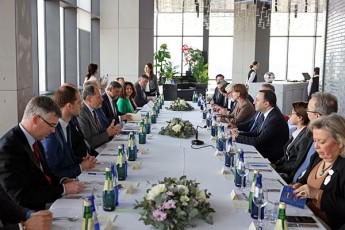 premier-ministri-evrokavSiris-elCsa-da-evrokavSiris-wevri-qveynebis-elCebs-Sexvda