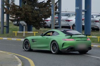 xviCa-kvaracxelias-Mercedes-AMG-GT-R-is-markis-avtomobili-hyavs-romlis-Rirebuleba-saSualod-120-aTasi-dolaria-video