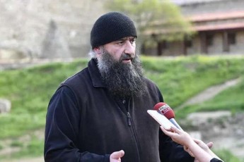 arqimandriti-kirioni-sazRvars-unda-gaevlo-garejis-mTis-ferdis-Ziridan-600-dan-800-metrSi-da-saboloo-jamSi-Sedegad-miviReT-is-rom-Txemze-amovida-es-sazRvari-da-monasteri-CiCxituri-da-udabno-moeqceva-azerbaijanis-mxares