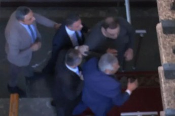 parlamentis-derefanSi-deputatebi-erTmaneTs-daupirispirdnen---aluda-RuduSaurma-gubaz-sanikiZes-fexi-mouqnia