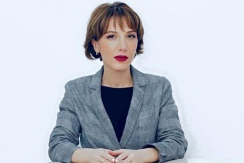 qalbatoni-salome-zurabiSvili-sakiTxebis-Sefasebisas-ormag-standarts-iyenebs---arafers-ambobs-naTia-beriZeze-romelic-kezeraSvilis-colis-Zmis-msxverpli-gaxda-Tumca-Jurnalistebis-mier-profesiuli-movaleobis-Sesrulebas-gmobs
