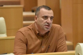 rati-ionaTamiSvili-nacionaluri-moZraobis-Tavmjdomare-axalisebs-siZulvilis-enas-mis-mier-gaziarebuli-postebi-amis-TvalsaCino-magaliTia-da-amiT-am-samarcxvino-plakatebisa-da-posterebis-kampanias-popularizacias-uwevda