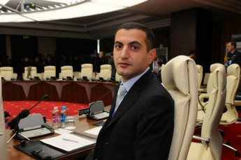 daviT-kezeraSvili-melia-raRacaze-gabrazda-da-gamoacxada-rom-CemTan-aRar-unda-urTierToba-partiis-axal-menejmentSi-ki-vmegobrob-petosTanac-kidev-bevrTan-romlebTan-erTadac-movdivar-2003-wlidan