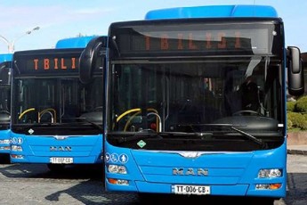 16-da-17-aprils-sasaflaoebis-mimarTulebiT-avtobusebi-mgzavrebs-ufasod-moemsaxureba-lurji-avtobusi