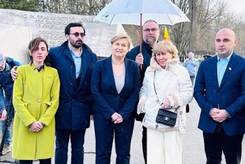 levan-xabeiSvilma-ana-wiTliZem-giuli-alasaniam-da-giorgi-CalaZem-varSavaSi-povackis-samxedro-sasaflaoze-smolenskis-tragediisas-daRupulTa-xsovnas-pativi-miages