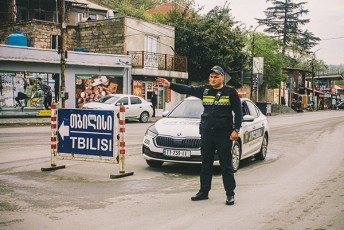 Sss-SemovliT-gzebze-satransporto-nakadis-usafrTxo-moZraobas-sapatrulo-policiis-ekipaJebi-aregulireben-da-saWiroebis-SemTxvevaSi-mZRolebs-daxmarebas-uweven
