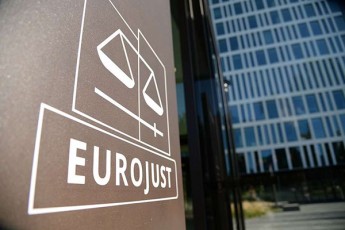 Eurojust-ew-qolcentrebis-saqmeze-Eurojust-ma-da-evropolma-mxari-dauWires-axal-koordinirebul-moqmedebas-TaRliTuri-onlain-sainvesticio-platformis-winaaRmdeg-romliTac-sul-mcire-33-000-adamiani-daaxloebiT-89-milioni-evroTi-dazaralda