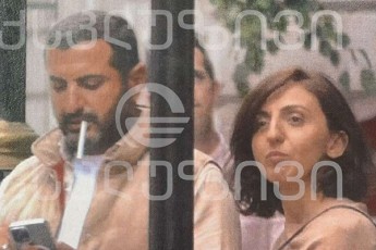 qronikis-eqskluzivi-kezeraSvili-TaRliTuri-sqemis-iuridiul-sakiTxebze-sasaubrod-londonSi-adeiSvilis-yofil-moadgiles-Tina-burjalians-Sexvda