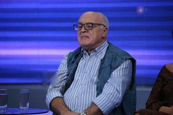 ramaz-sayvareliZe-kezeraSvili-gind-gaecalos-politikur-sistemas-gind-ara-bolos-mosaxleoba-wyvets-partiebis-bed-iRbals-is-Tu-am-politikosebis-gverdiT-darCeba-maTTvis-biuletens-aravin-gaswiravs