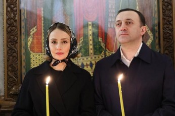 saqarTvelos-premier-ministri-meuRlesTan-erTad-saaRdgomo-liturgias-daeswro