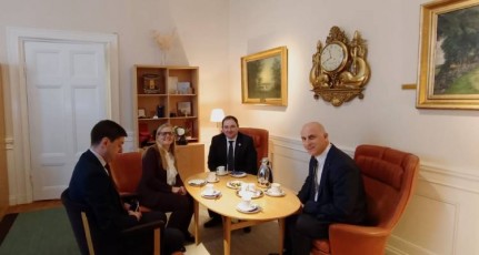 nikoloz-samxaraZe-SvedeTis-parlamentis-vice-spikerebs-da-saparlamento-megobrobis-jgufis-wevrebs-Sexvda