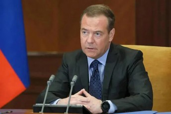 dimitri-medvedevi-zelenskis-likvidaciis-garda-sxva-gza-aRar-rCeba
