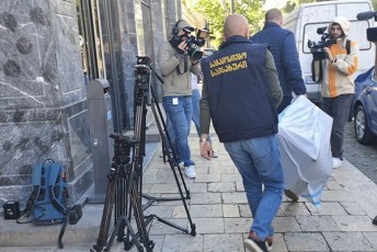 TbilisSi-erT-erT-ofisSi-sadac-savaraudod-ew-qolcentria-ganTavsebuli-sagamoZiebo-moqmedebebi-mimdinareobs