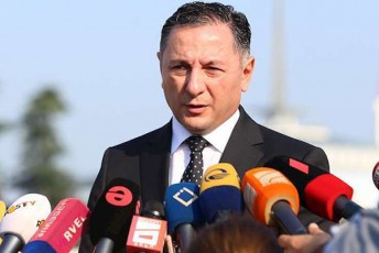 vaxtang-gomelauri-ew-qolcentrebze-Cveni-Tua-da-Cven-Tu-vmfarvelobT-ratom-vketavT-maSin