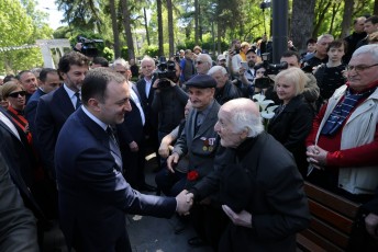 irakli-RaribaSvili-minda-pirvel-rigSi-Cvens-gmir-veteranebs-mivuloco-dRevandeli-dRe---am-didi-borotebis-faSizmis-damarcxebis-da-Cveni-gamarjvebis-dRe