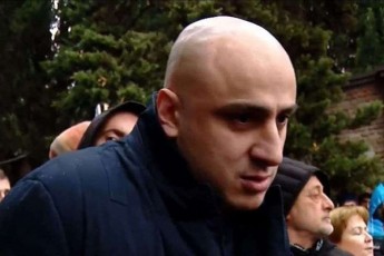 nika-melia-SidsiT-rom-xar-daavadebuli-da-gangeb-cdilob-gadasdo-bevr-adamians-amas-magonebs-kezeraSvili