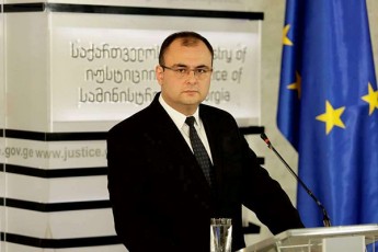 rati-bregaZe-saakaSvilis-janmrTelobis-amgvar-mdgomareobaze-pasuxismgeblebi-arian-is-adamianebi-romlebic-mas-aqezeben-da-uqmnian-cru-molodinebs-TiTqos-janmrTelobis-xelovnurad-gauaresebiT-is-moipovebs-Tavisuflebas