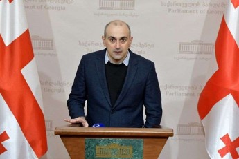 aleqsandre-raqviaSvili-nacmoZraobas-erTi-problema-aqvs--amayoben-imiT-rac-unda-moinanion-da-iviwyeben-imas-rac-saamayoa-Tavisi-istoriis-yvelaze-cudi-nawiliT-brundebian-politikaSi