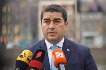 Salva-papuaSvili-125-dReSi-rac-deputatebze-sapatimroSi-Sesvlis-uflebas-ar-gavcem-mixeil-saakaSvilTan-advokati-160-jer-ojaxis-wevri-ki-240-jer-imyofeboda---saubari-rom-saWiroa-saparlamento-kontroli-acdenilia-realobas