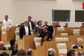 parlamentma-am-droisTvis-iusticiis-sabWos-sami-aramosamarTle-wevri-airCia-opoziciis-nawilma-kenWisyris-dros-darbazi-datova