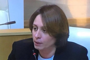 socialur-qselSi-vrceldeba-video-sadac-elene-xoStaria-rus-turistebsa-da-ruseT-saqarTvelos-Soris-savaWro-urTierTobebze-saubrobs