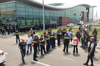 Tbilisis-saerTaSoriso-aeroportSi-sadac-rusuli-TviTmfrinavi-unda-dajdes-usafrTxoebis-gansakuTrebuli-zomebia-miRebuli