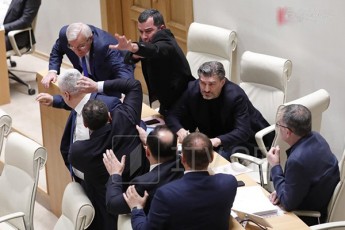 daCi-beraia-da-giorgi-vaSaZe-erTmaneTs-fizikurad-daupirispirdnen