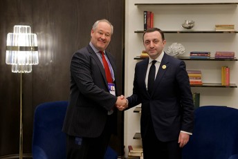 premier-ministri-irakli-RaribaSvili-blumberg-mediis-aRmasrulebel-direqtors-Sexvda