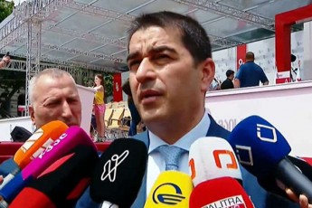 Salva-papuaSvili-saqarTvelos-vusurveb-damoukideblobis-dRe-pozitiurad-gaataros-vinaidan-es-dRe-Cvenia-da-yvela-vinc-cdilobs-es-dRe-gaataros-qiSpSi-erTmaneTis-braldebaSi-gvarTmevs-am-dRes