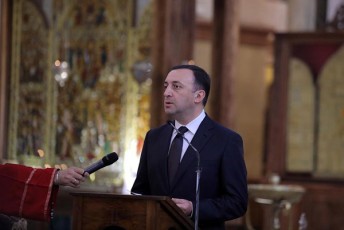 premier-ministri-irakli-RaribaSvili-samebis-sakaTedro-taZarSi-aleqsandre-lomTaTiZis-samoqalaqo-panaSvids-daeswro