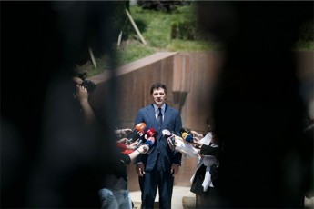 kaxa-kalaZe-ra-SuaSia-daSineba-sad-naxeT-Tqven-rom-qarTuli-ocneba-vinmes-aSinebdes---politsabWos-gancxadeba-niSnavs-imas-rom-ar-gvinda-prezidentTan-polemikaSi-SevideT