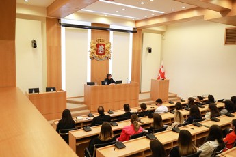 irakli-kobaxiZe-Tbilisis-grigol-robaqiZis-saxelobis-universitetis-sajaro-mmarTvelobis-da-politikis-skolis-studentebs-Sexvda