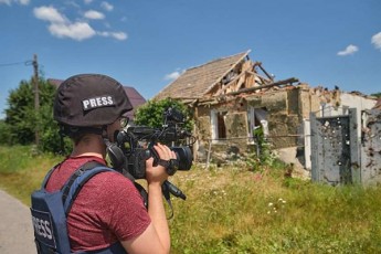 Semaforcom-ukrainis-omis-gaSuqebaze-momuSave-adgilobrivi-da-ucxoeli-Jurnalistebi-samxedroebis-mxridan-mkacr-kontrols-ganicdian-SewinaaRmdegebis-SemTxvevaSi-ki-akreditacias-kargaven