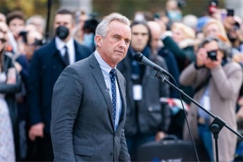 robert-kenedi-umcrosis-gancxadebiT-ukrainam-omSi-350-000-mde-jariskaci-dakarga