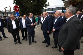 premier-ministrma-irakli-RaribaSvilma-vanSi-ganaxlebuli-regionebis-farglebSi--reabilitirebuli-centri-daaTvaliera