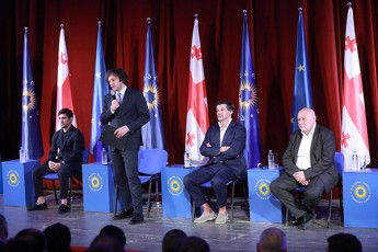 qarTuli-ocnebis-partiul-konferenciaze-adgilobrivi-organizaciis-Tavmjdomared-goris-meri-vladimer-xinCegaSvili-da-biuros-wevrebi-airCies