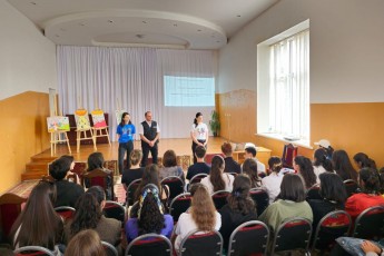 Sinagan-saqmeTa-saministros-TanamSromlebma-kampaniis---nu-waarTmev-bavSvobis-farglebSi-skolis-moswavleebTan-sainformacio-Sexvedrebi-gamarTes