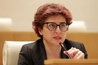 xaTuna-samniZe-premiers-me-minda-daviwyo-Tqveni-Zalian-samarcxvino-replikiT-roca-TqviT-rom-mogviqseven-qalbatonebs---Zalian-cudia-Tu-ase-uyurebT-qali-deputatebis-aqtiurobas