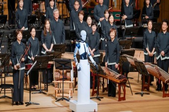 samxreT-koreaSi-robotma-orkestrs-udiriJora