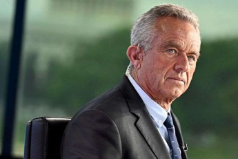robert-kenedi-umcrosi-am-droisTvis-amerikaSi-telefonebze-socialur-qselebsa-da-kompiuterul-mowyobilobebze-totaluri-mosmenebi-xorcieldeba