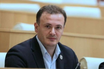 irakli-zarqua-saakaSvilze-minda-elCebs-vuTxra-dagagviandaT---kaci-gamococxlda-ukve-da-qarTul-politikaSi-CaerTo