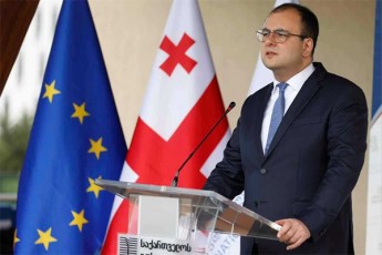 rati-bregaZe-maSin-rodesac-rogorc-saakaSvilis-aseve-yvela-patimris-ufleba-aris-daculi-da-rodesac-vinme-bedavs-da-yovelgvari-mtkicebulebis-gareSe-saubrobs-rom-TiTqos-saqarTveloSi-vinmes-awameben-amaze-komentaris-gakeTeba-zedmetia