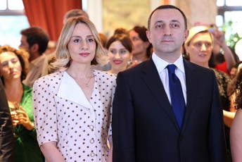 irakli-RaribaSvili-didi-sixaruliT-gilocavT-yvelas-safrangeTis-erovnul-dResaswauls-romelic-ekuTvnis-yvela-frangs-aseve-saqarTvelodan-dawyebuli-safrangeTis-yvela-megobars