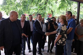 premier-ministrma-cagerSi-centraluri-bazris-teritoria-daviT-aRmaSeneblis-quCa-da-skveri-daaTvaliera