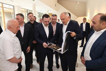 premier-ministrma-irakli-RaribaSvilma-onis-mxareTmcodneobis-muzeumi-daaTvaliera