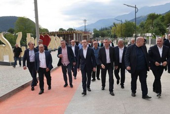 premier-ministrma-irakli-RaribaSvilma-ambrolaurSi-baCana-bregvaZis-saxelobis-reabilitirebuli-skveri-da-mdinare-krixulas-sanapiros-keTilmowyobis-samuSaoebi-daaTvaliera